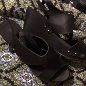 Black wedges